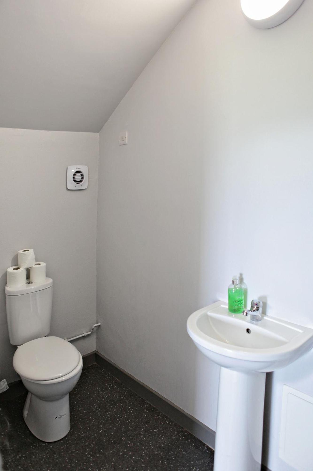 Aunt Rachel'S Barn Hostel Бушмілс Номер фото